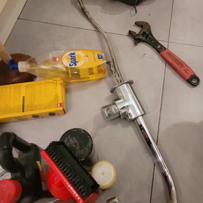 כלים לעבודה של אינסטלטור, כולל מפתח צינורות וברז.