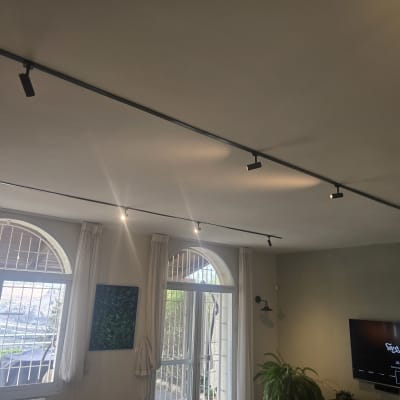 תאורת מסילה מותקנת בתקרה בחדר מגורים