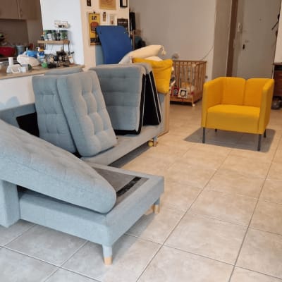 ספות אפורות וצהובות בחדר מגורים