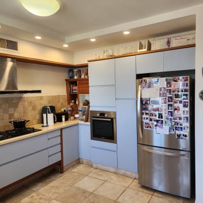 מטבח מודרני עם מקרר ותנור אפייה