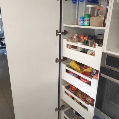 ארון מטבח פתוח עם מדפים מלאים במוצרים שונים