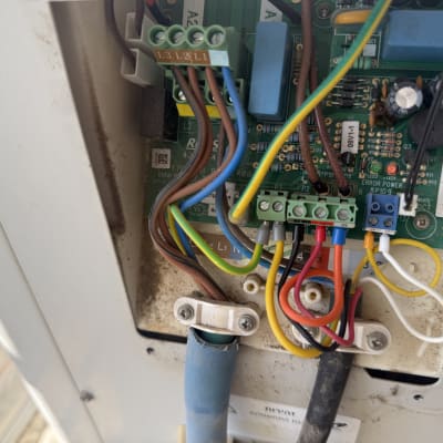 חיווט פנימי של מערכת מיזוג אוויר עם לוח חשמלי