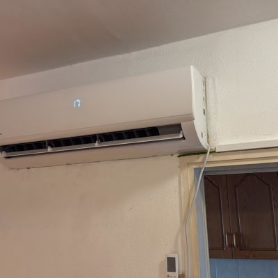 מזגן מותקן על קיר בחדר פנימי