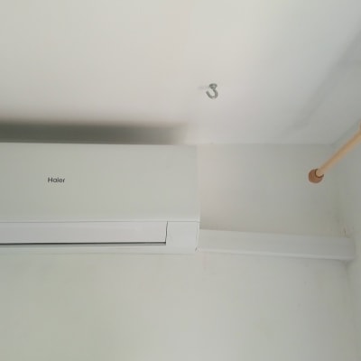 מזגן מותקן על קיר לבן בחדר