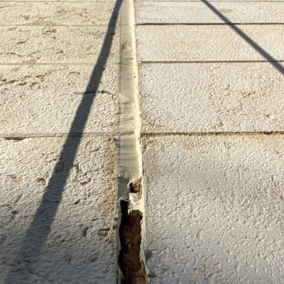 קיר עם סדק ותפרי איטום, חבלים ירוקים