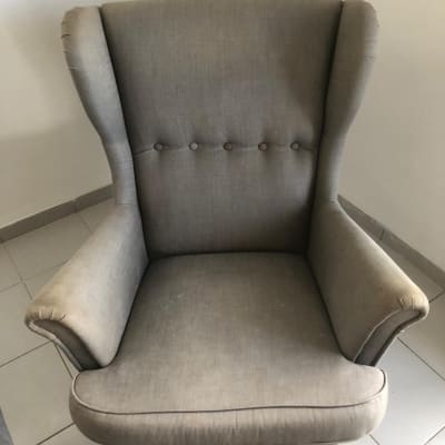 כורסה אפורה על רצפת אריחים