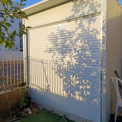 דלת תריס אלומיניום לבנה עם מסגרת מתכת