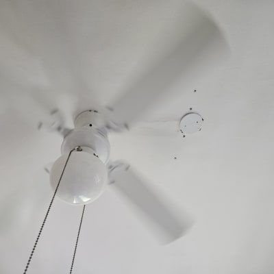 מאוורר תקרה עם שרשרת תלויה