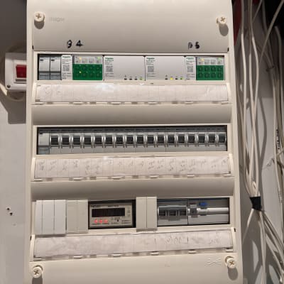 לוח חשמל עם מפסקים וחוטים חשמליים