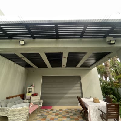 פרגולה מאלומיניום עם קורות אופקיות כהות