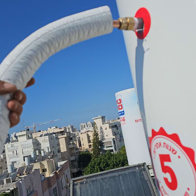 חיבור צינור לדוד שמש על גג