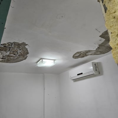 תקרה עם תיקוני טיח, קיר עם מזגן