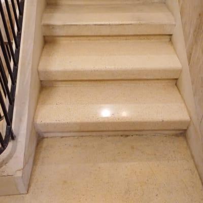 מדרגות נקיות ומבריקות עם מעקה מתכת