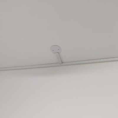 תקרה עם התקנת מסילה חשמלית