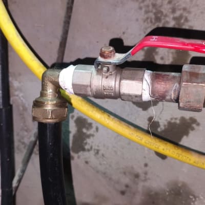 צינור גז עם ברז מתכת אדום