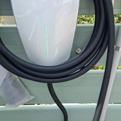 מטען טסלה עם כבל חשמלי על קיר