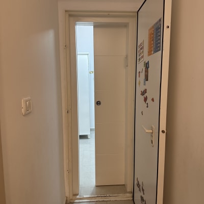 דלת פתוחה עם מגנטים על הדלת