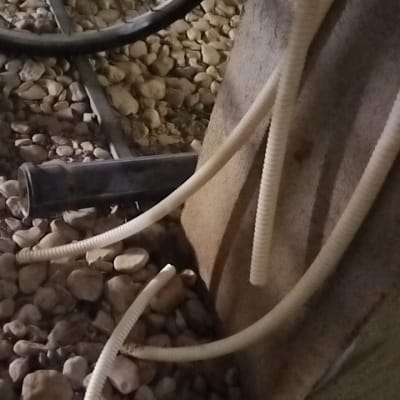 צינורות ליד גלגל אופניים על קרקע עם אבנים