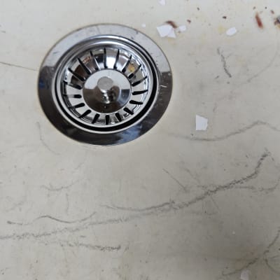 כיור עם ניקוז מתכת ולכלוך קל