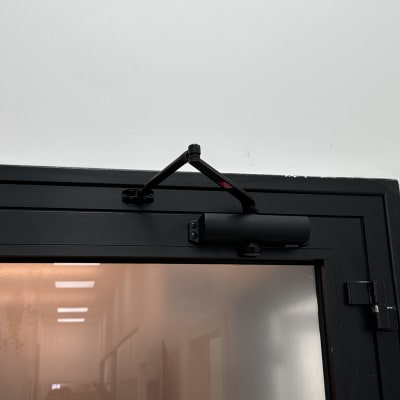 דלת אלומיניום עם מנגנון סגירה אוטומטי