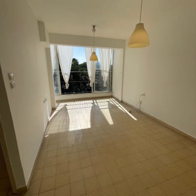 חדר ריק עם קירות לבנים ותאורה טבעית