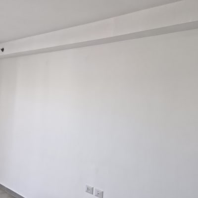 קיר צבוע בלבן עם שקעי חשמל