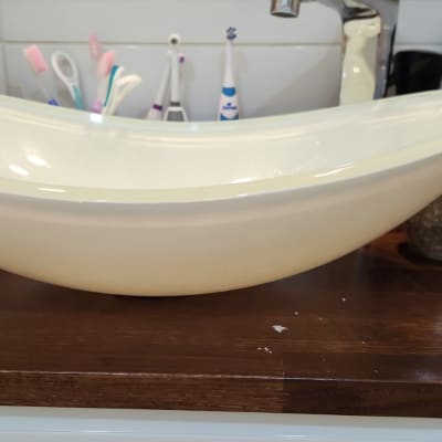 כיור לבן עם ברז מתכת