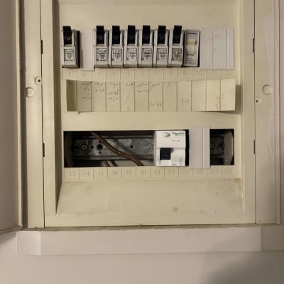 לוח חשמל עם מפסקים וחוטים חשמליים