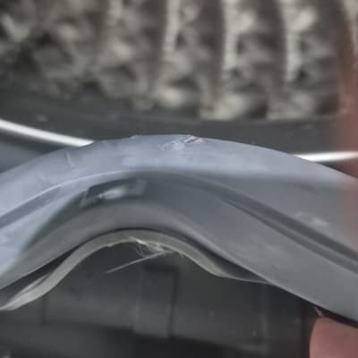 תקריב של חלק ממכונת כביסה או מייבש