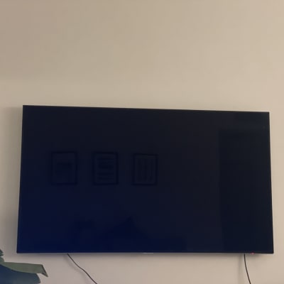 טלוויזיה תלויה על הקיר עם כבל חשמל