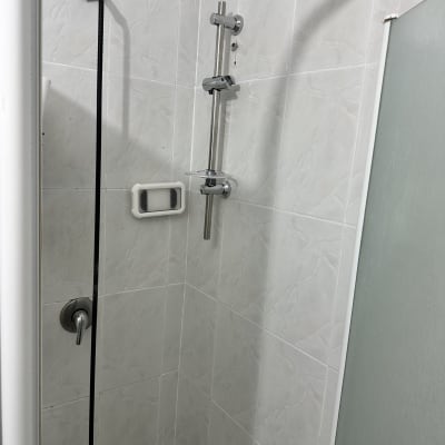 מקלחת עם מוט תלייה ומחזיק סבון