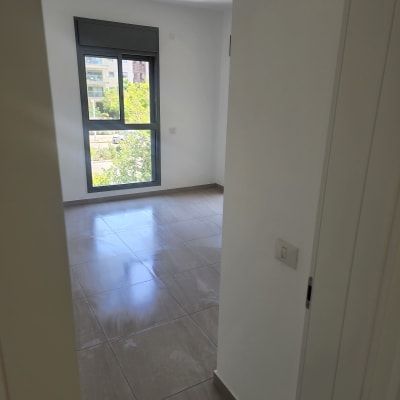 רצפה נקייה ומבריקה בחדר ריק עם חלון