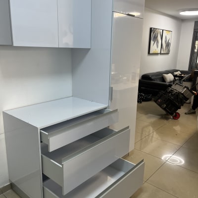 ארונות מטבח לבנים עם מגירות פתוחות