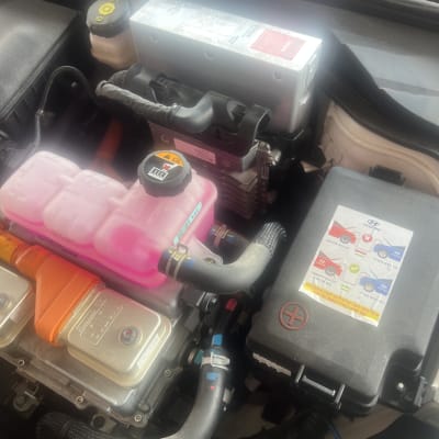 מנוע רכב עם חלקים שונים וצינורות