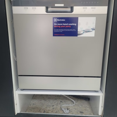 מדיח כלים מותקן בארון מטבח עם כבל חשמל