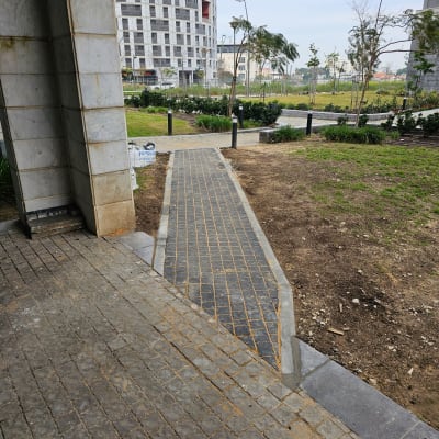 שביל מרוצף חדש עם אבנים משתלבות