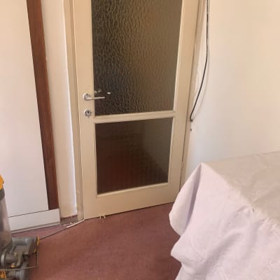 דלת זכוכית עם דוגמת טקסטורה גלי