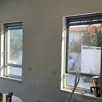 שני חלונות עם תריסים פתוחים למחצה