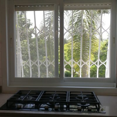 אחרי חודש של מטבח חשוך עקב תריס תקוע, ויהי אור! 