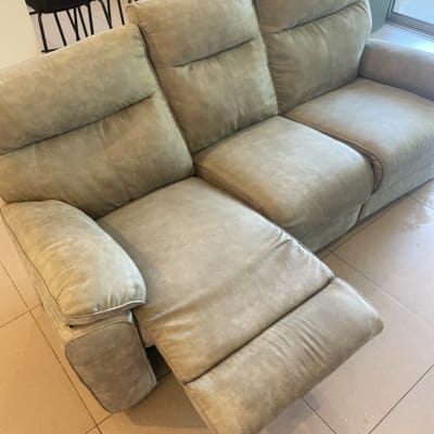 ספה עם ריפוד פתוחה לניקוי בסלון ביתי