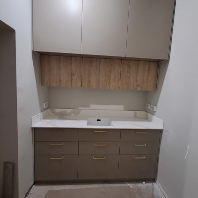 ארונות מטבח עם כיור ומשטח עבודה