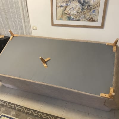 ספה הפוכה עם רגלי עץ חשופות