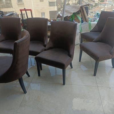 כיסאות חומים על מרפסת עם רצפת שיש