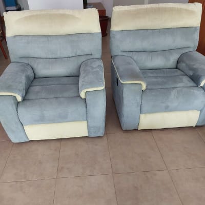 שני כורסאות אפורות עם כתמים על משענות הראש