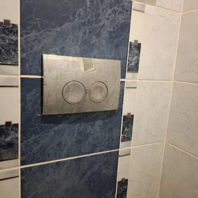 לחצן הדחה כפול על קיר אריחים