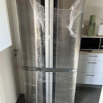 מקרר עטוף בניילון במטבח מודרני