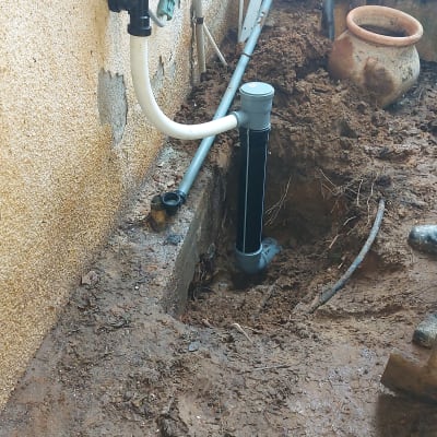 צינור ואקום מחובר לקיר עם חיבורים שונים