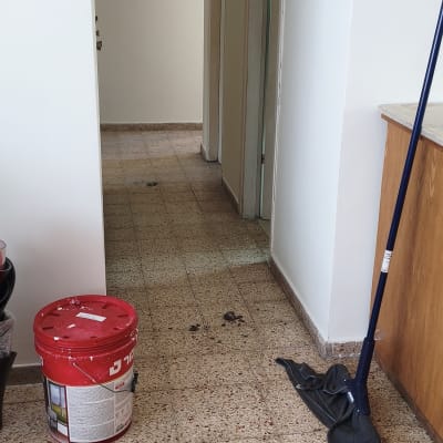 דלי צבע ומגב במסדרון