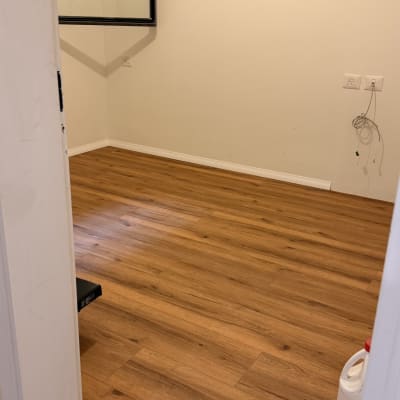 רצפת פרקט בחדר ריק עם חלון