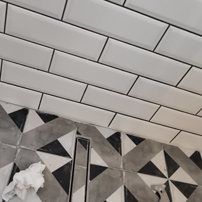 אריחי קיר ורצפה בעיצוב גיאומטרי בשחור ולבן